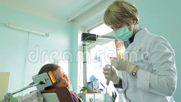 牙科医生为蛀牙矫正牙齿视频的预览图