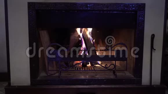 在黑暗的传统壁炉里烧木头视频的预览图