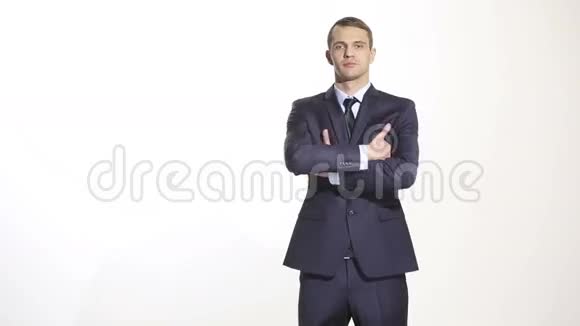 肢体语言穿商务服的男人孤立的白色背景手臂和手的手势优越的姿态视频的预览图