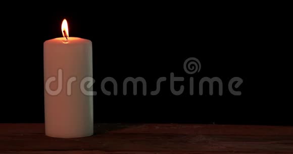 白色的圣诞蜡烛在桌子上燃烧视频的预览图