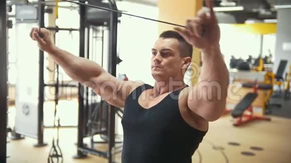 体育健将健美运动员在健身房锻炼视频的预览图