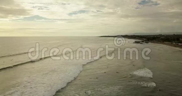 从加勒比海美丽海岸线的顶部俯瞰视频的预览图