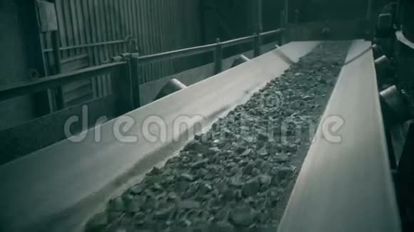 矿石在现代加工厂的输送机上移动滑杆射击视频的预览图