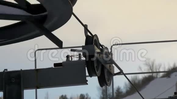 机械滑雪升降机的滚轮和滑轮视频的预览图