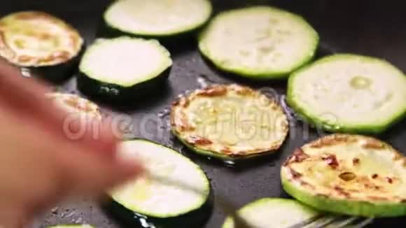 用蔬菜煎蔬菜做鳄梨酱视频的预览图