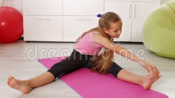 年轻女孩在家锻炼伸展运动视频的预览图