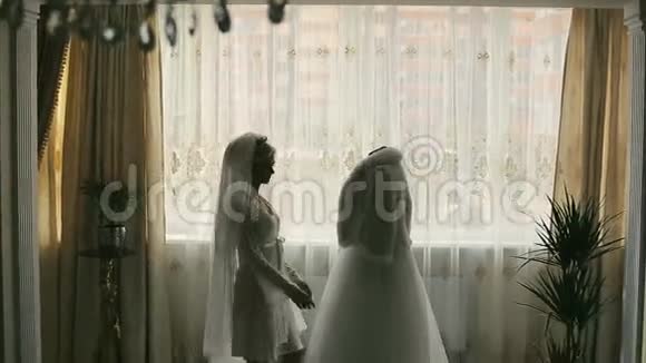 新娘和白色连衣裙视频的预览图