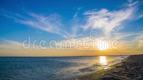 在海滩放松夏日日落视频的预览图