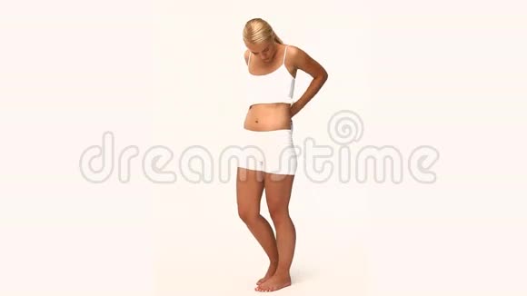 金发女人测量她的胃视频的预览图