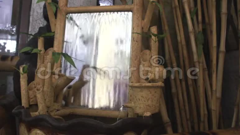 带竹的小型人工瀑布视频的预览图