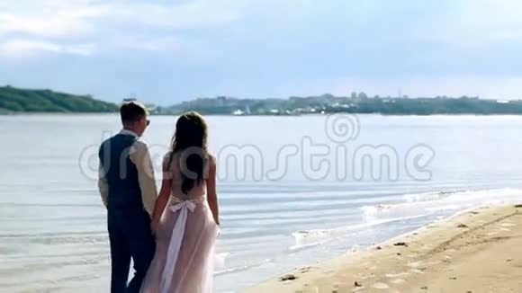 男人和女人年轻人幸福的已婚成年夫妇在海滩上玩得开心视频的预览图