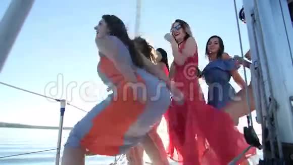 在游艇派对和单身派对上跳舞的漂亮女孩视频的预览图