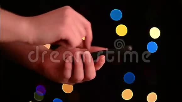 白种人女性双手握着带有触摸屏的智能手机设备视频的预览图