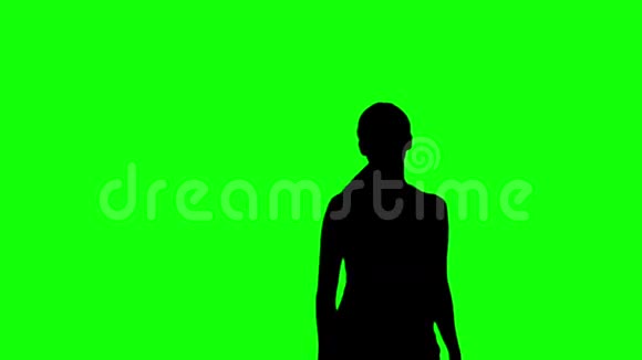 女人在绿色屏幕上举起手臂的剪影视频的预览图