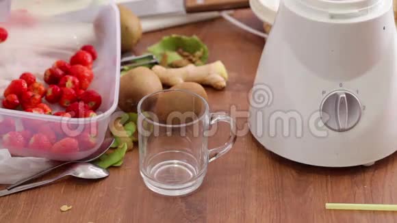 做草莓冰沙填充玻璃视频的预览图