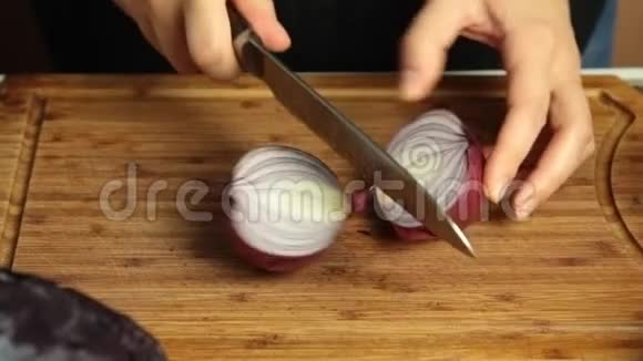 在砧板上切洋葱蔬菜视频的预览图