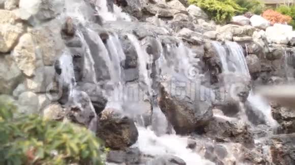 瀑布瀑布流过平坦的岩石视频的预览图