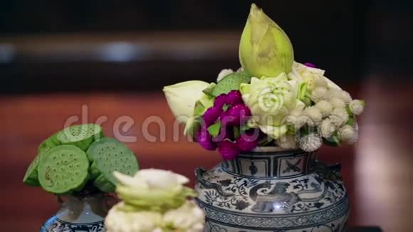 泰国温泉配件设置蜡烛和草药视频视频的预览图
