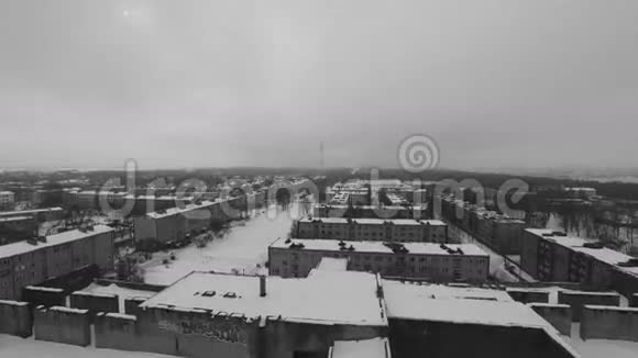 城市景观飞越被毁的大楼空中镜头视频的预览图
