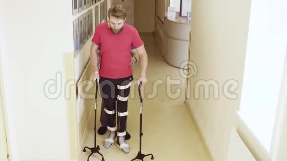 双手拐杖支撑矫形器行走无效视频的预览图