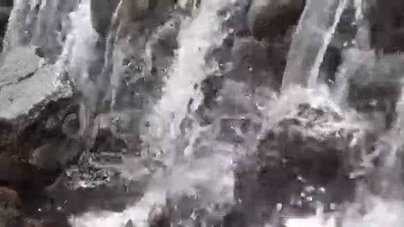 瀑布瀑布流过平坦的岩石视频的预览图