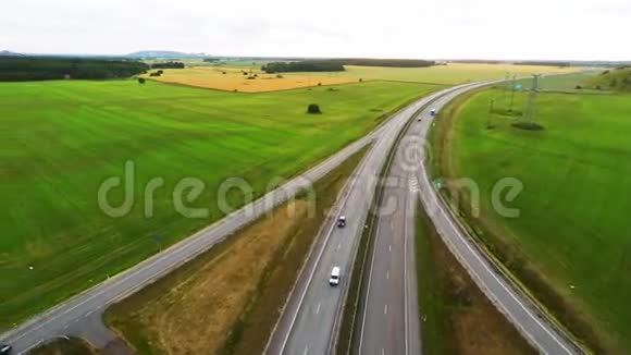 汽车迅速走上高速路线空中镜头视频的预览图
