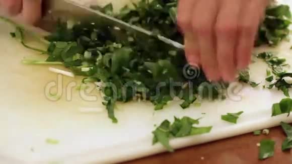 切菜或香菜叶的厨师特写视频的预览图