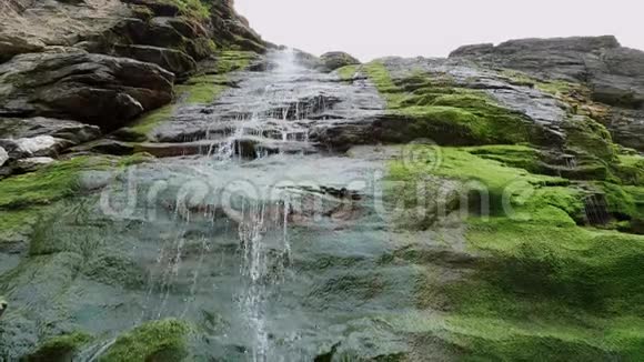 康沃尔金塔格尔湾苔藓石上美丽的瀑布视频的预览图
