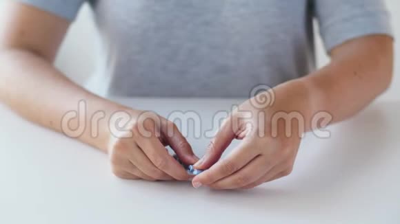 女士双手打开药包视频的预览图