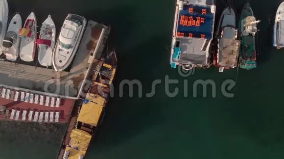 为海上船只飞越码头和货港空中射击视频的预览图