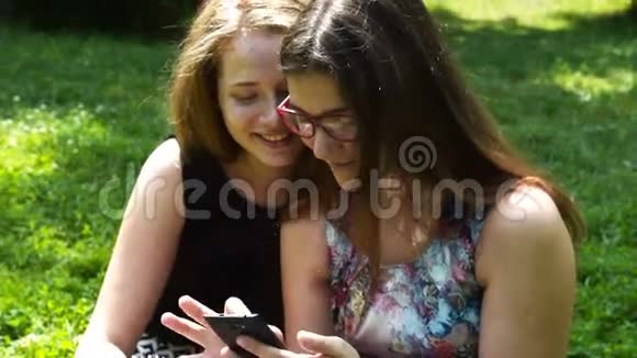 青少年女孩使用移动户外视频的预览图