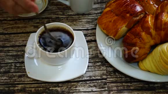 杯上有土耳其咖啡背景上有传统的乐趣视频的预览图