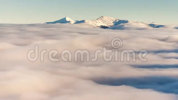 喀尔巴阡山冬季景观美丽的日落在云层之上视频的预览图