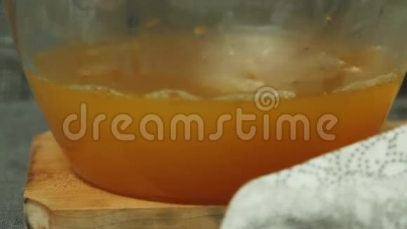 用橘子果冻准备巧克力慕斯视频的预览图