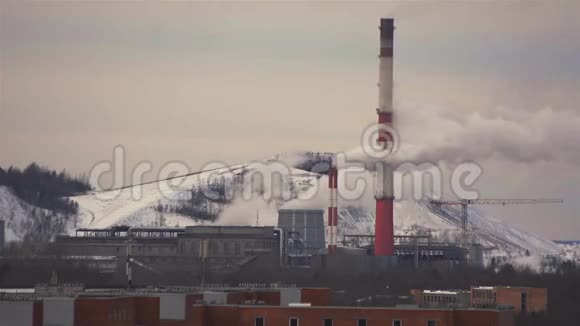 冬季火电站管道冒烟城市景观视频的预览图