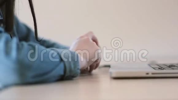 在房间里用手提电脑工作的女性视频的预览图