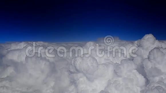 巨大的白云和蓝天飞机视频的预览图