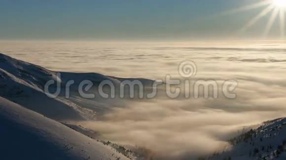 喀尔巴阡山冬季景观美丽的日落在云层之上视频的预览图