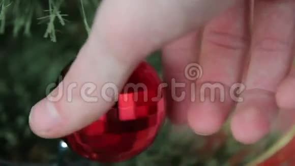 红色圣诞球圣诞玩具视频的预览图