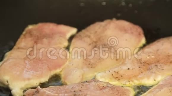 炸鸡胸肉煮红薯玉米饼视频的预览图
