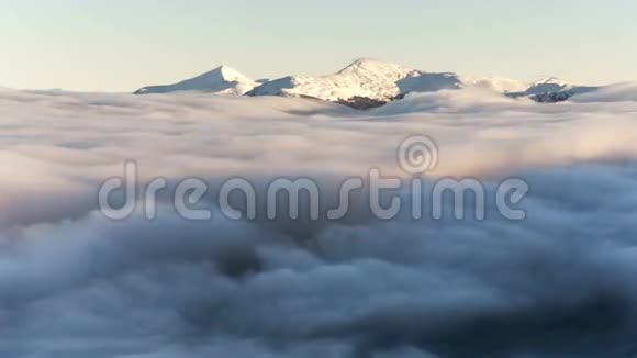 喀尔巴阡山冬季景观美丽的日落在云层之上视频的预览图