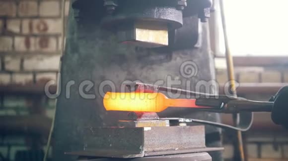 铁匠在铁砧上锻造红铁自动锤击视频的预览图