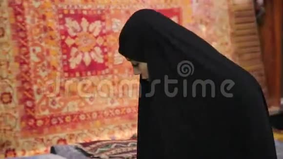 Steadycam土耳其伊斯坦布尔大巴扎有头巾的女人视频的预览图