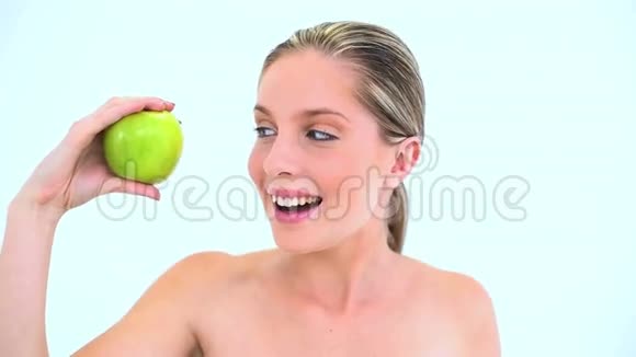 手里拿着绿苹果的漂亮女人视频的预览图