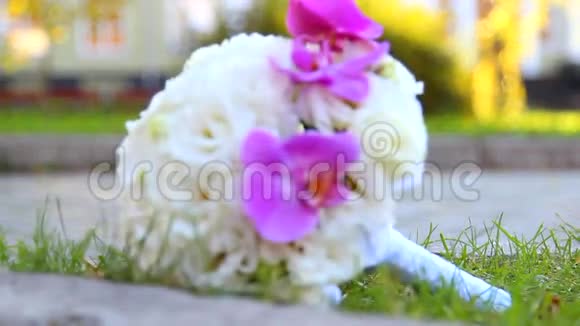 美丽的婚礼花束白玫瑰和粉色兰花送给新娘视频的预览图