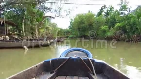 越南湄公河三角洲的丛林从一艘移动的船上看到视频的预览图