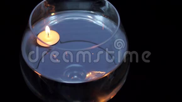 在巨大的高脚杯里漂浮着燃烧的蜡烛视频的预览图