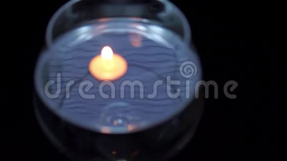 在巨大的玻璃容器里燃烧蜡烛视频的预览图
