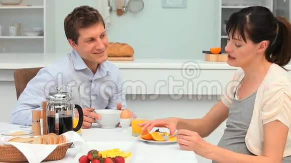 可爱的一对夫妇在吃早餐视频的预览图