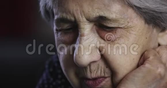 一位有着深深皱纹的悲伤老年妇女的肖像视频的预览图